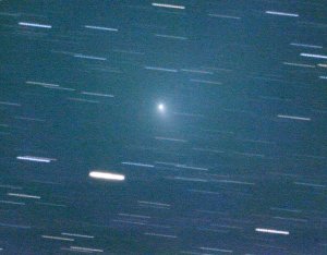 国立天文台三鷹で10月6日に撮影したハートレイ彗星の強調処理画像