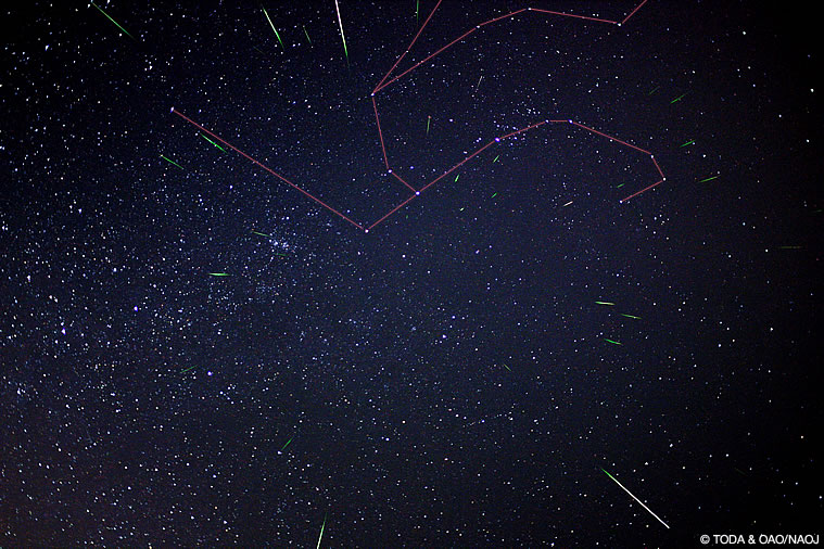 ペルセウス座付近から複数の流星が放射状に出現している写真